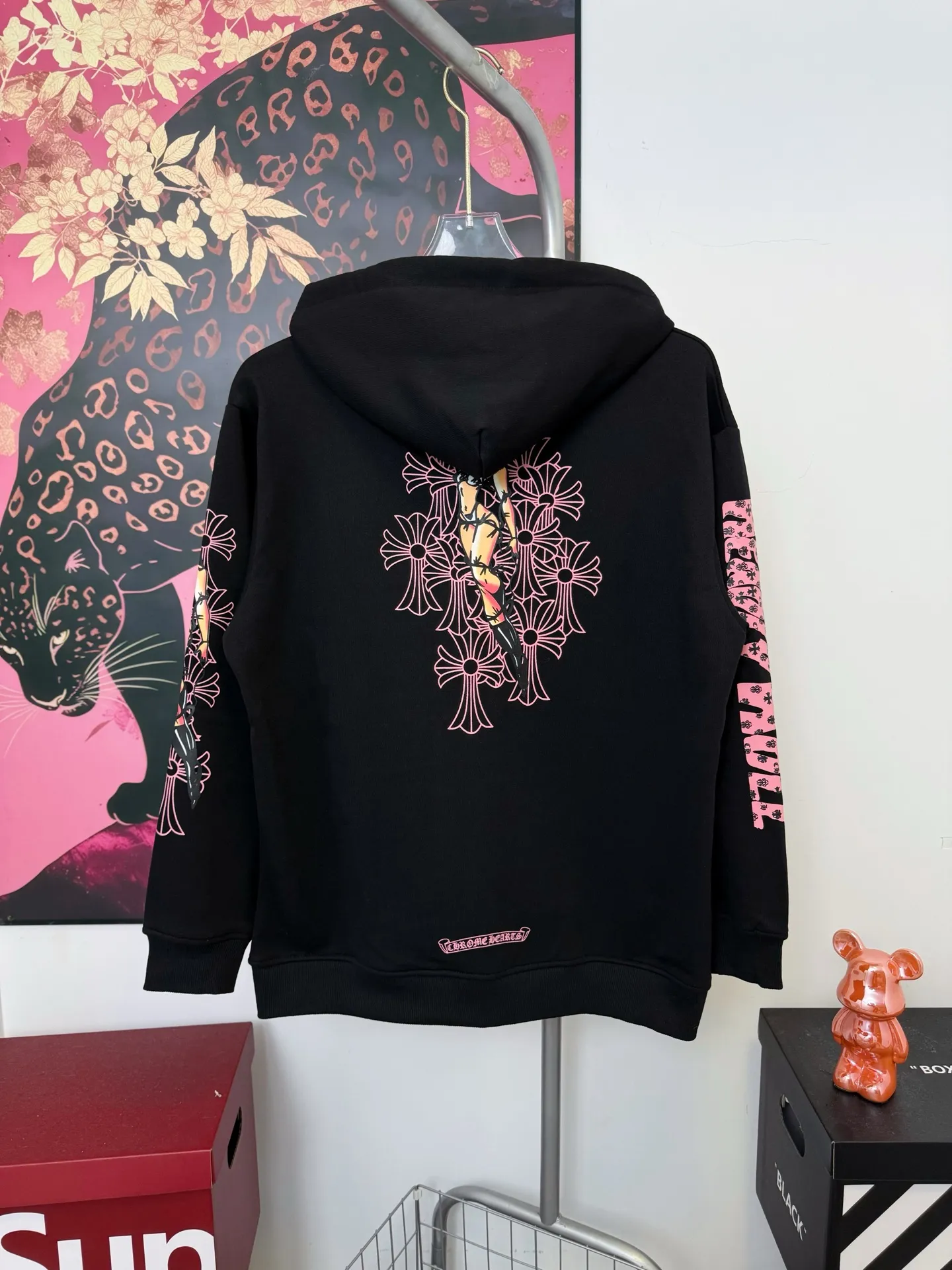 P280 ChromeHearts Miami Limited Comic Girl Hooded Sweatshirt, the same style as ChromeHearts counters. Made of 430g double-ply double-yarn pure cotton terry fabric. Original customization. Details are restored in place. Very textured on the handle. Three-dimensional and atmospheric. Versatile and easy to wear in autumn. Simple and elegant. The upper body effect is very good with os version. Suitable for all body types. Soft and comfortable. CH letter offset printing on the front panel ➕Girl joint horseshoe Sanskrit offset printing on the back panel. Small mark on the hem. Machine washable. No fading, no deformation, complete accessories, original mold opening, perfect restoration of zp 2:1, same style for men and women, versatile and easy to match, size s m l xl color black